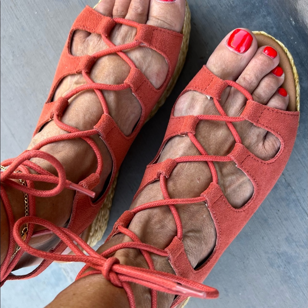 New in box Sbicca burnt orange/ Poppy Red Flat Wedgies, adjustable Ties 8 Med!